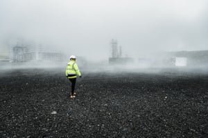 Um operador na estação de energia Hellisheiði em Hengill, a maior usina geotérmica da Islândia e a terceira maior do mundo.