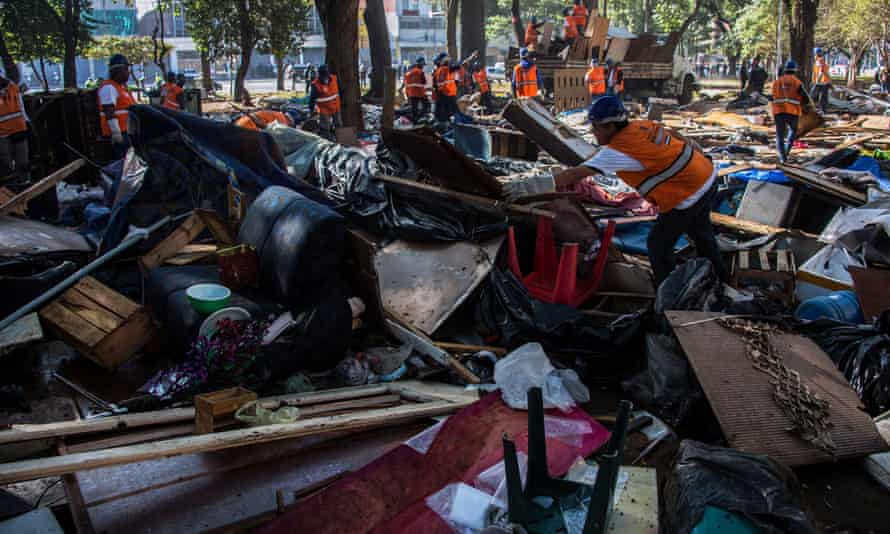 Funcionários da prefeitura removem os barracos da praça Princesa Isabel depois das últimas operações da polícia. Fotografia: Nelson Almeida/AFP/Getty Images