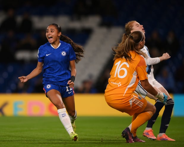 Jogadoras do Chelsea comemorando gol na Liga dos Campeões Feminina