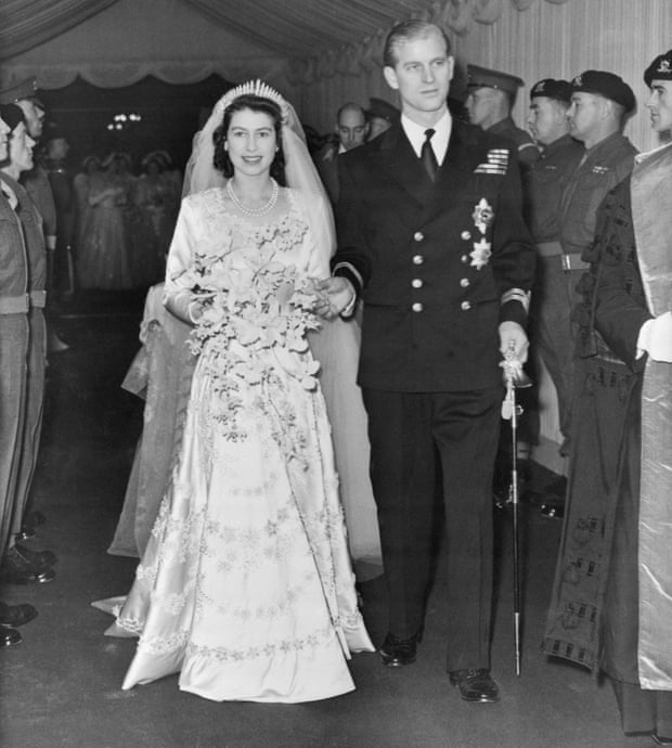 ملکه، سپس پرنسس الیزابت، با شاهزاده فیلیپ در مراسم عروسی خود در سال 1947 در راهروی کلیسای وست مینستر قدم می زند.