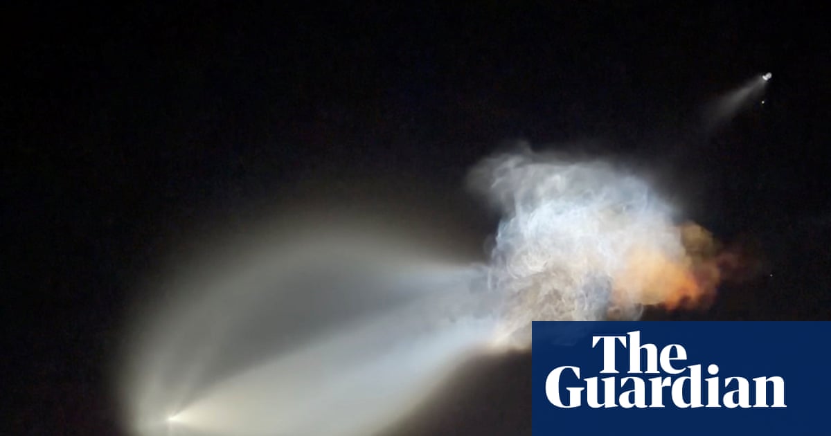 SpaceX 火箭尾迹被阳光照亮,呈现发光水母状云团