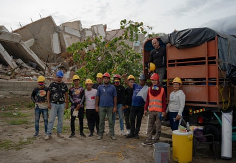 Volunteers from Poblado Uno before their first day in the search forAlexandra Guedez García in La Guaira
