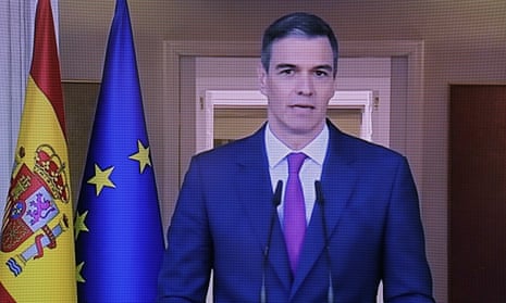 Pedro Sánchez gives a speech with the Spanish and European Union flags to the left of him