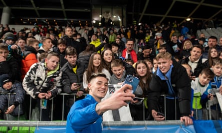 Benjamin Sesko chụp ảnh selfie cùng cổ động viên Slovenia sau trận giao hữu với Bồ Đào Nha hồi tháng 3 năm nay 