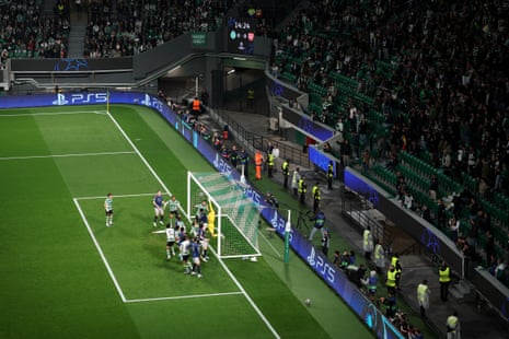 The ball strikes the crossbar direct from an Arsenal corner kick.