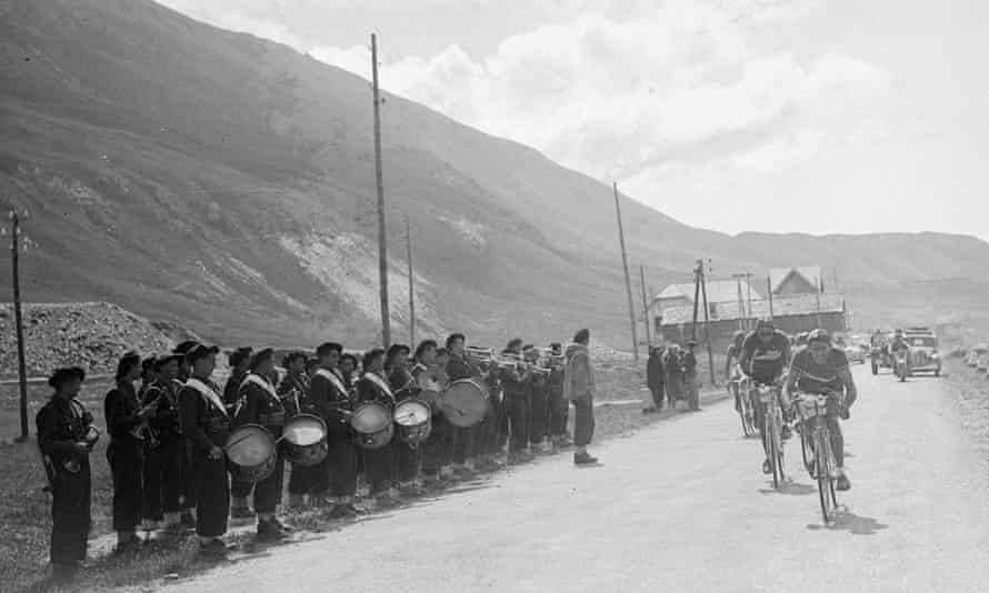 Gino Bartali et Fausto Coppi passent devant une fanfare lors de la 17e étape (entre Aoste, Italie et Briançon, France) du Tour de France 1949.