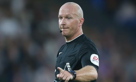 Simon Hooper, avbildet her og peker på ting, skal blåse i fløyta og peke på ting på Old Trafford i kveld