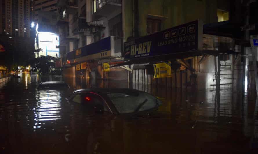 在吉隆坡的大雨中，汽车被淹没在水中。