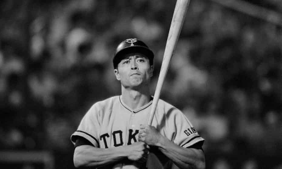 Oh grabs his bat to go in to the batter box during Giants-Yakult Swallows game on August 27 1978.