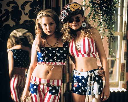 تبدو المرأتان ترتديان ملابس ضيقة ذات نجوم وخطوط