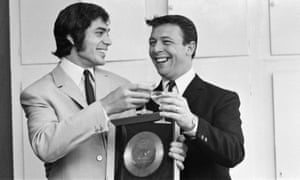 Engelbert Humperdinck, izquierda, celebra su disco de oro para The Last Waltz con el escritor de la canción, Les Reed