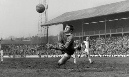 Dave Hollins en action pour Newcastle à Blackburn en avril 1961.