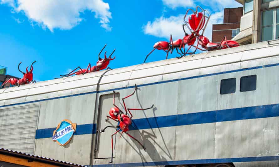 Las hormigas fabricadas con tanques de combustible de motocicletas son parte de una instalación de Mutoid en el sur de Londres.