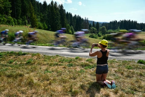 The peloton whizzes down the Col de la Savine during the third stage