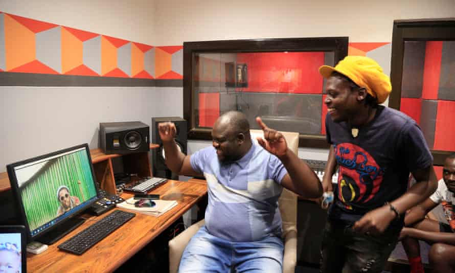DJ Fantan und Ras Caleb bei Chillspot Records in Mbare, Simbabwe