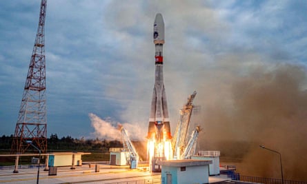 Un cohete Soyuz 2.1b con su módulo de aterrizaje Luna-25 despega de la plataforma de lanzamiento en Vostochny, a unos 180 kilómetros al norte de Blagoveschensk, en la región rusa de Amur.