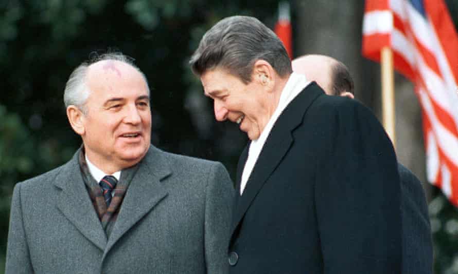 President Ronald Reagan (R) with Soviet leader Mikhail Gorbachev in Washington in December 1987.