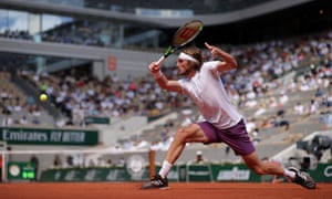 Stefanos Tsitsipas wins the first set.