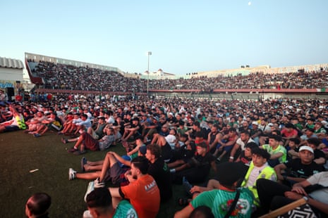Espectadores assistem a uma exibição pública no Estádio Ferhani Bab El Ouedin Argel, Argélia.