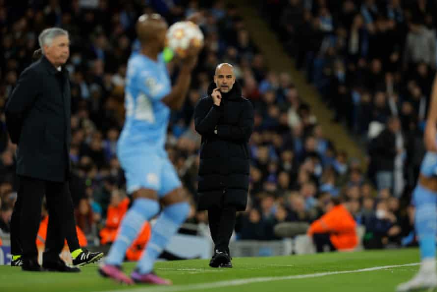 Pep Guardiola regarde pendant une nuit où son équipe de Manchester City aurait dû gagner plus.