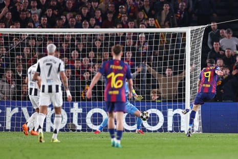 रॉबर्ट लेवांडोव्स्की इसे बार्सा के लिए सुरक्षित बनाते हैं।