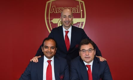 Ivan Gazidis with his successors, the head of football Raúl Sanllehí  (right) and managing director Vinai Venkatesham.