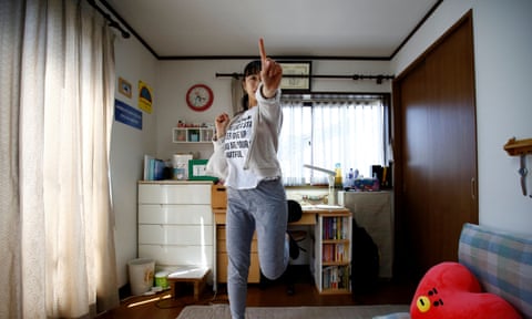essay kpop Nao Niitsu practices dancing to K-pop.