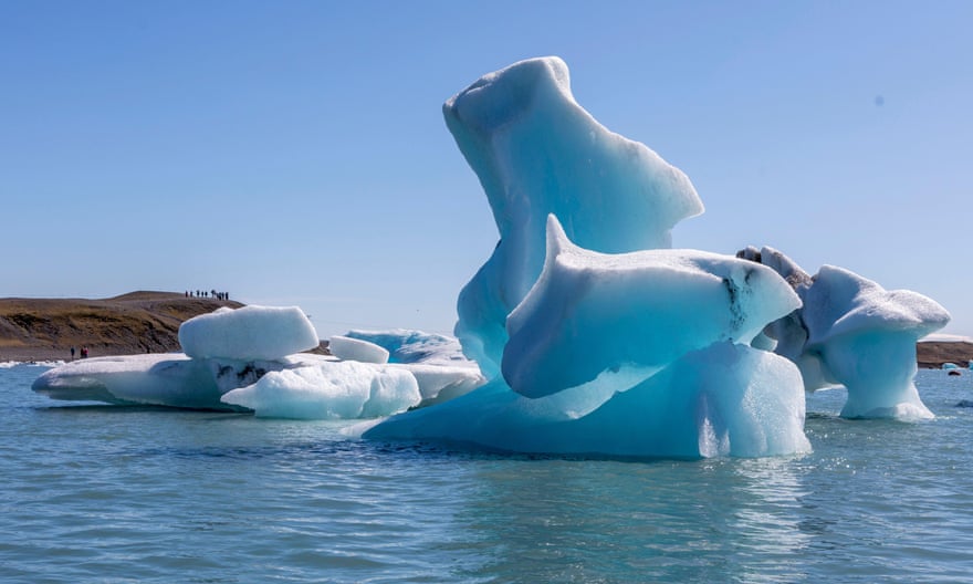 An iceberg in Jökulsárlón