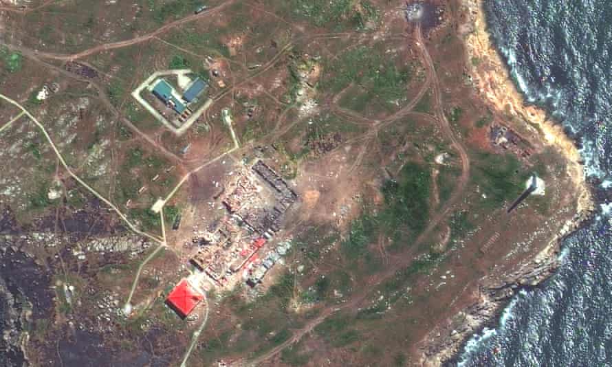 Las imágenes de satélite tomadas por Maxar muestran edificios destruidos, posiblemente vehículos de defensa aérea Pantsir y un helicóptero dañado en Snake Island.