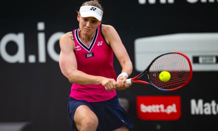 Elena Rybakina melepaskan tembakan ke Donna Vekic