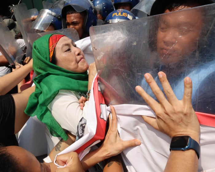 Activists protesting against Marco Rubio visit clash with police in Philippines – video
