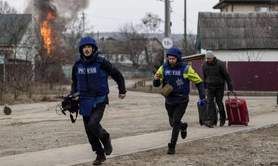 Journalists run for safety in Irpin. The demand for the necessary protective equipment from Ukrainian journalists has increased as journalists return to work.
