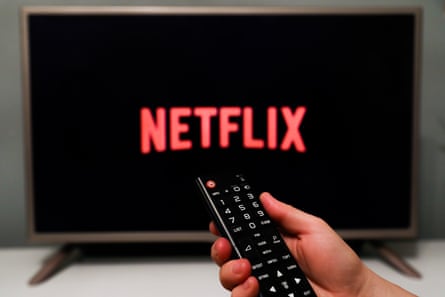 Logotipos del mundo virtual El logotipo de Netflix se muestra en una pantalla de televisión en esta ilustración fotográfica tomada en Polonia el 29 de noviembre de 2020. (Foto ilustrativa de Jakub Porzycki/NurPhoto vía Getty Images)
