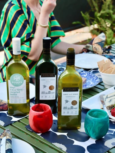 Sticle de vin plate de la Accolade și Taylors sunt testate la un picnic pe acoperiș.