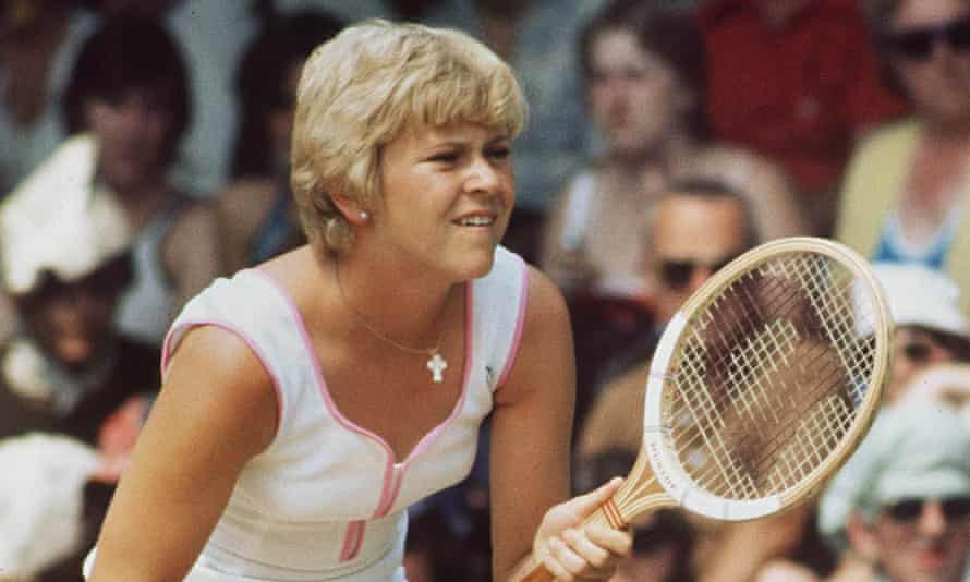 Sue Barker i aktion ved Wimbledon i 1976.