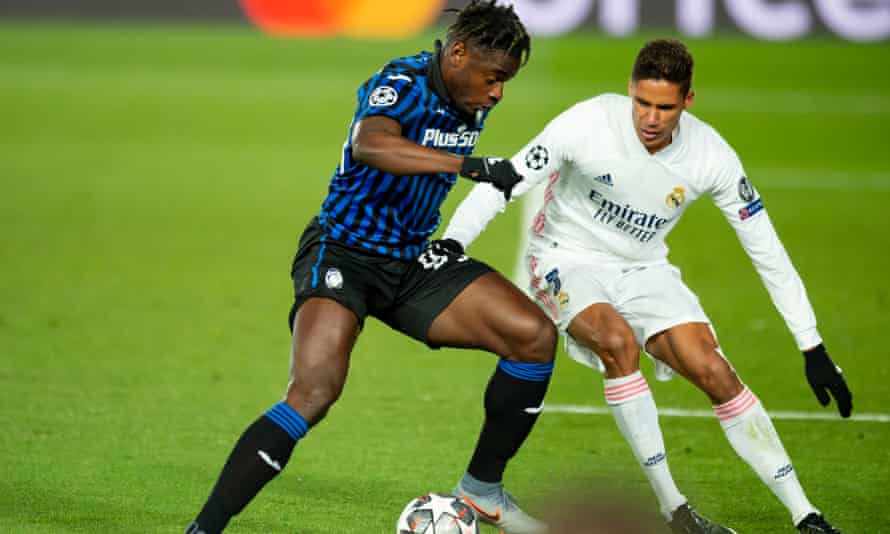 Raphaël Varane defending against Duván Zapata of Atalanta