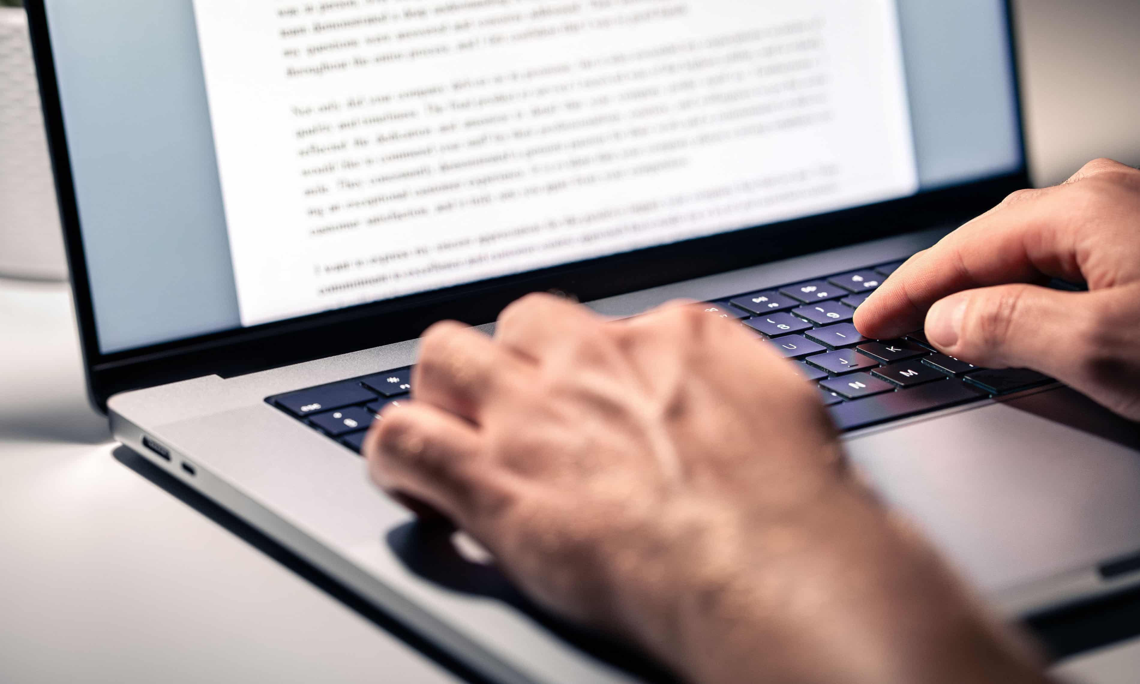 Indiferența față de scris în relație și găsirea sprijinului emoțional | sursa foto: The Guardian Indiferența față de scris în relație și găsirea sprijinului emoțional | sursa foto: The Guardian