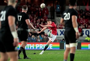 Owen Farrell sends a penalty through the uprights.
