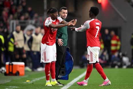 नोनी मडुके ओपन अप के लिए आते हैं।