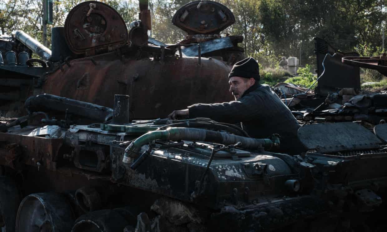 Russian conscripts being sent straight to front, Ukraine says; Kremlin yet to make decision on closing borders (theguardian.com)