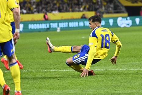 Sweden's Yasin Ayari scores.