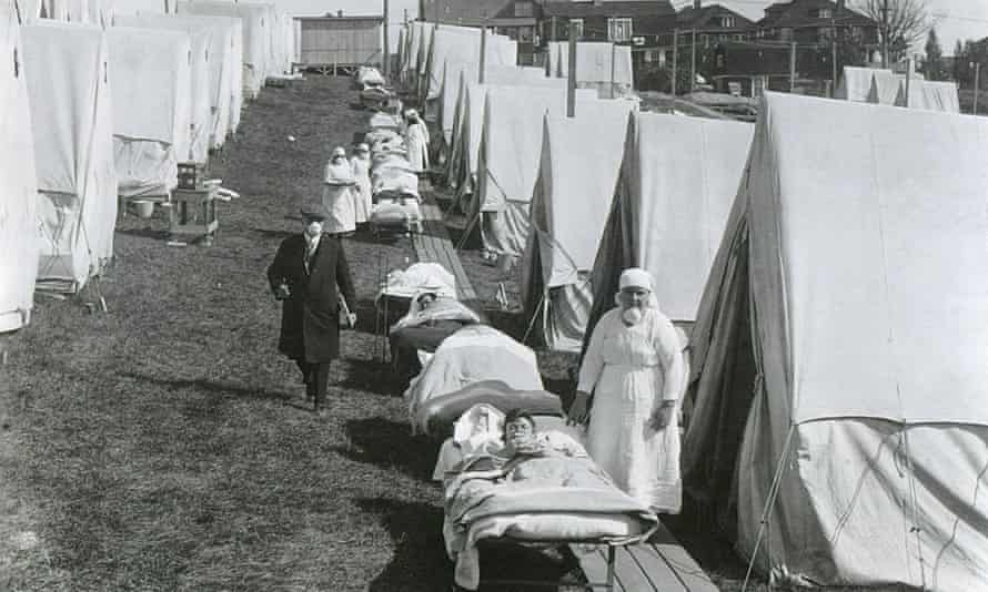 Staf medis merawat penderita influenza di rumah sakit darurat tenda di Brooklyn, Massachusetts, pada Oktober 1918.