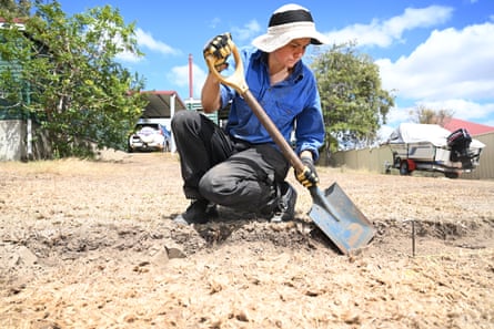 D’Gluyas with a shovel