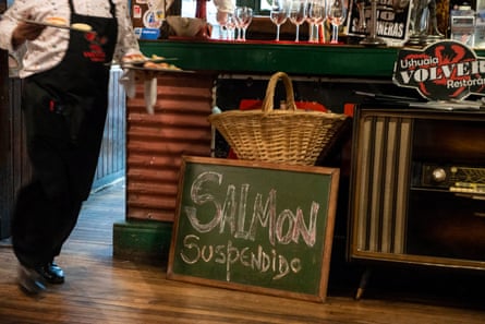 A sign saying 'Salmon suspendido' (salmon suspended) at Volver, a restaurant in Ushuaia