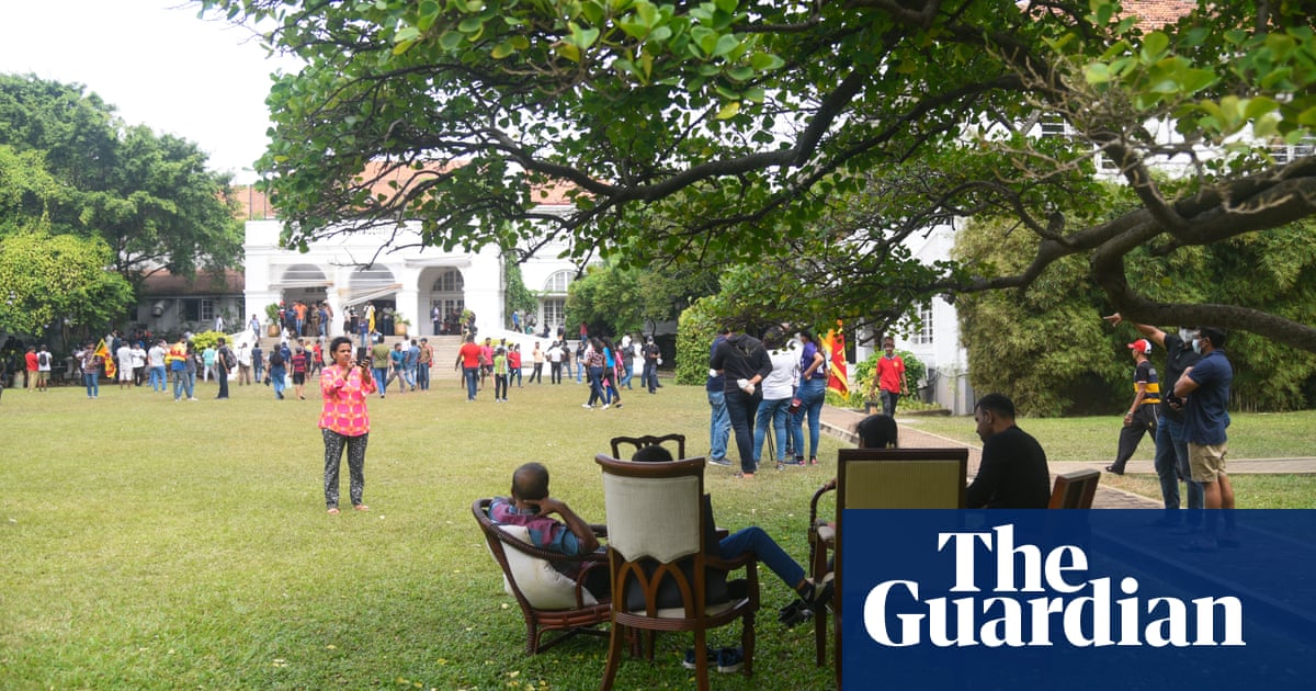 Occupy Temple Trees: Sri Lankans revel in overrun presidential palace