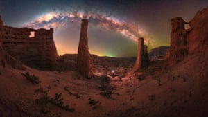 O deserto de Cafayate fica abaixo do arco da Via Láctea e um céu azul esverdeado