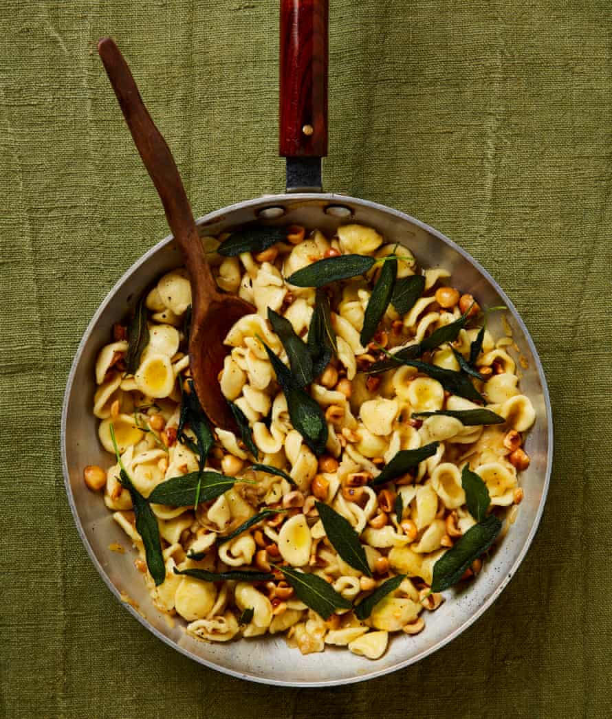 Orecchiette of caramelized onions from Yotam Ottolenghi with hazelnuts and crispy sage.