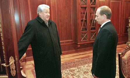 Boris Yeltsin (left) on the day he resigned as Russian president and was succeeded by Putin (right). 31 dec 1999