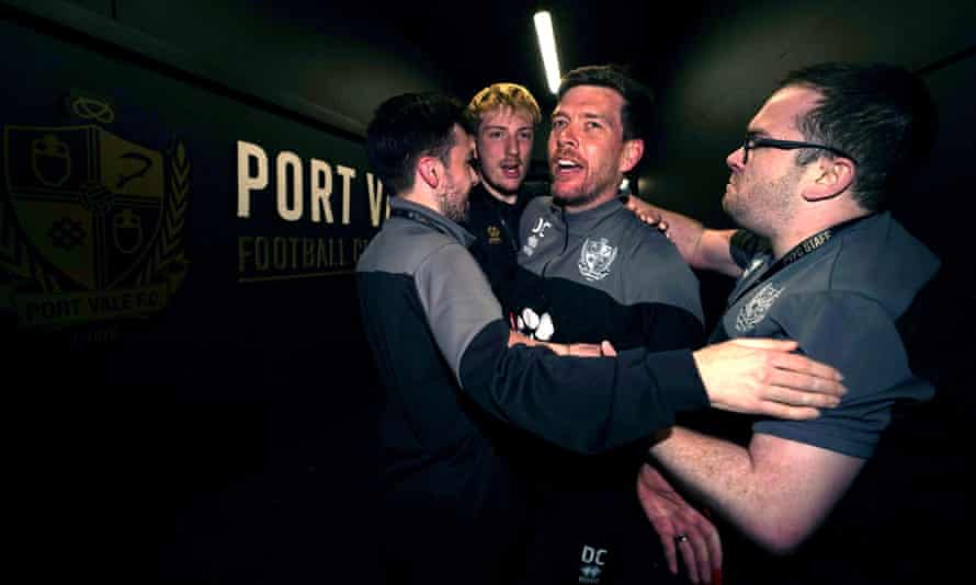 Darrell Clarke célèbre avec ses collègues de Port Vale après la victoire en demi-finale des séries éliminatoires contre Swindon.