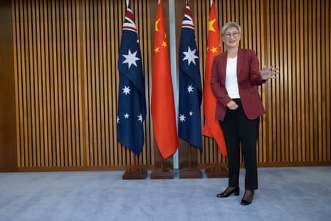 Penny Wong in front of Australian and Chines flags